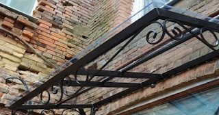Угловые козырьки для частных домов и входов в Краснокамске - НавесыКнм от 1761 рублей